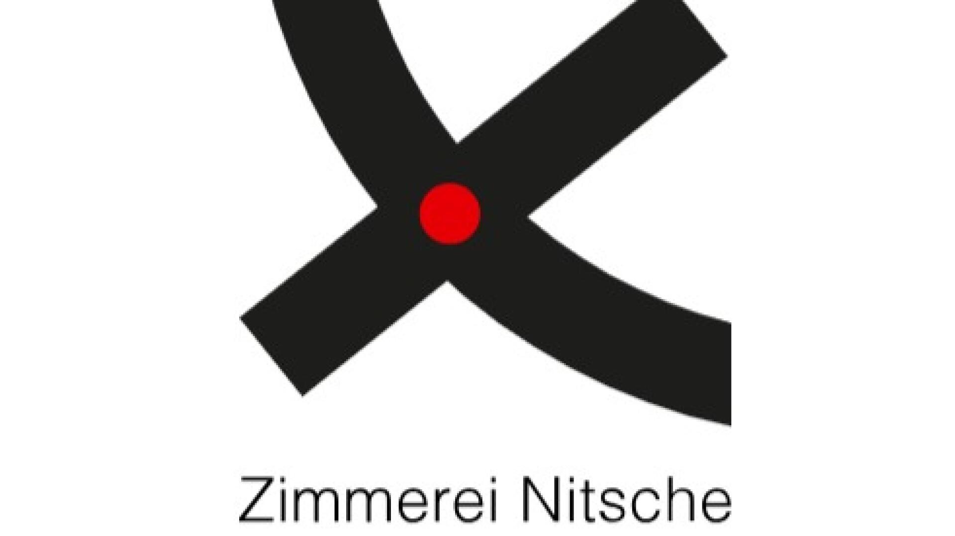 Stilisierte schwarze geometrische Form, die ein sich kreuzendes X mit einem roten Punkt in der Mitte bildet; darunter der Text Zimmerei Nitsche in schwarzer Schrift auf weißem Hintergrund.
