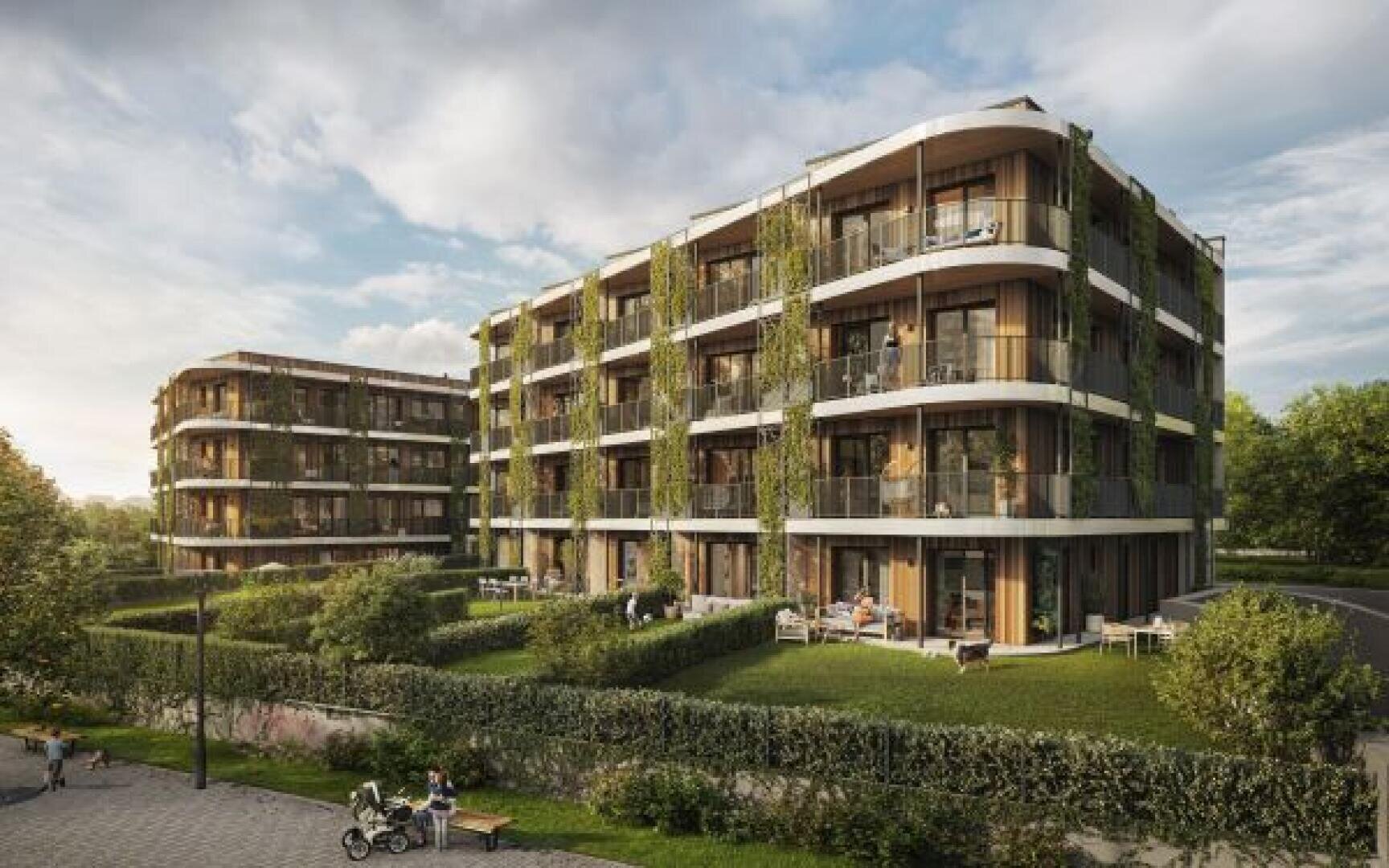 Moderne vierstöckige Wohngebäude mit geschwungenen Balkonen, großen Fenstern und viel Grün. Die Bewohner entspannen sich auf Balkonen und Terrassen, umgeben von gepflegten Rasenflächen und Hecken unter einem teilweise bewölkten Himmel.