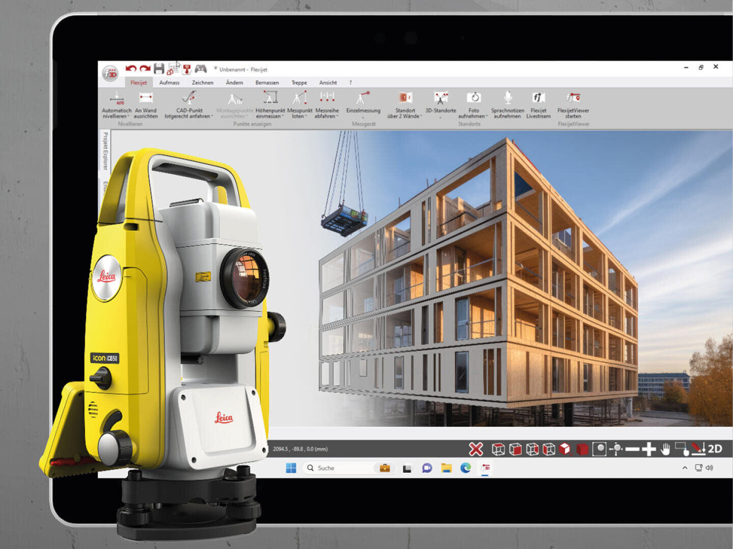 Eine digitale Darstellung zeigt eine gelbe Leica-Totalstation vor einem Tablet, auf dem eine 3D-Architektursoftware mit einem modernen Gebäudemodell auf dem Bildschirm angezeigt wird.