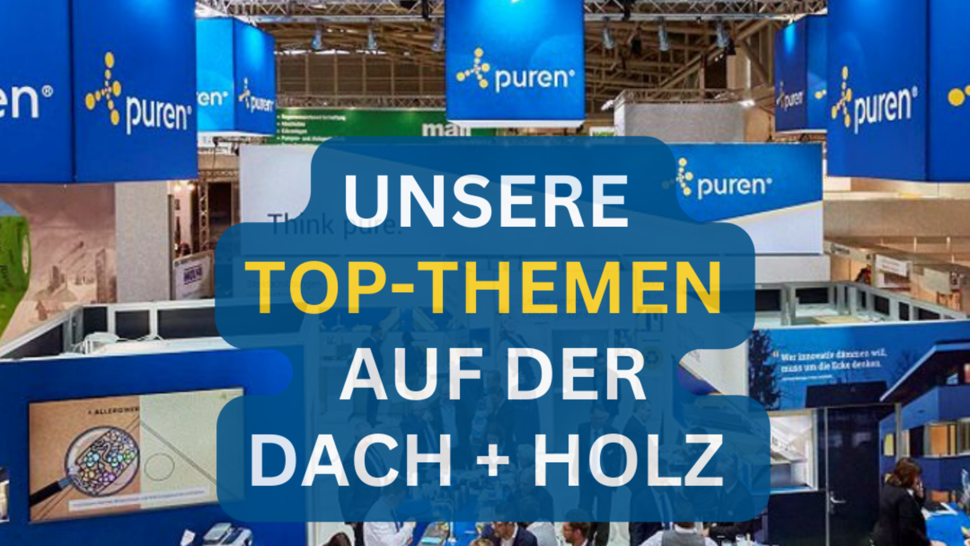 Großer Messestand mit mehreren Pureen-Logos, blauer Beschilderung und einem zentralen Banner mit der deutschen Aufschrift „UNSERE TOP-THEMEN AUF DER DACH + HOLZ“ in weißer und gelber Schrift.