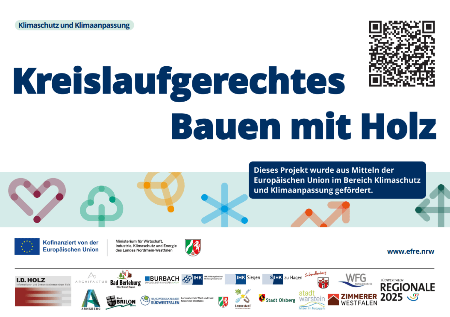 Werbegrafik mit der Überschrift "Kreislaufgerechtes Bauen mit Holz", Logos von Sponsoren, einem QR-Code und Symbolen von Häusern, Bäumen und Pfeilen, die Nachhaltigkeit symbolisieren. Das Projekt wird von der EU im Rahmen des Klimaschutzes gefördert.