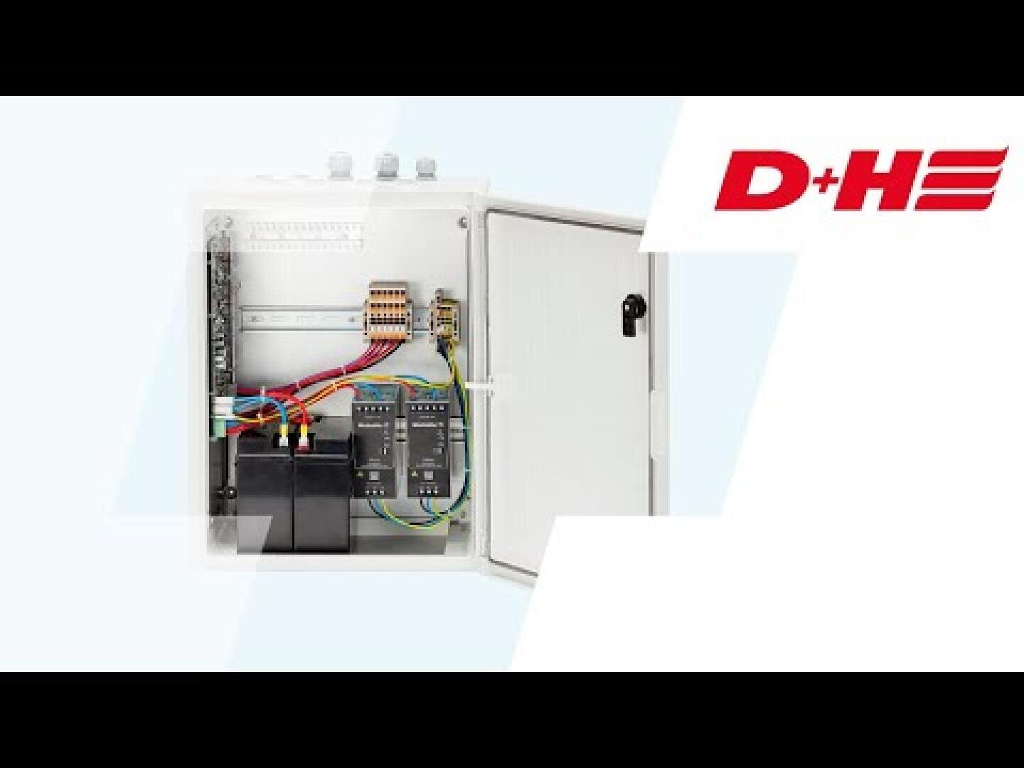 Eine offene elektrische Schalttafel mit mehreren farbigen Drähten, Komponenten und Leistungsschaltern in einem weißen Gehäuse. Das D+H-Logo befindet sich in der oberen rechten Ecke des Bildes.