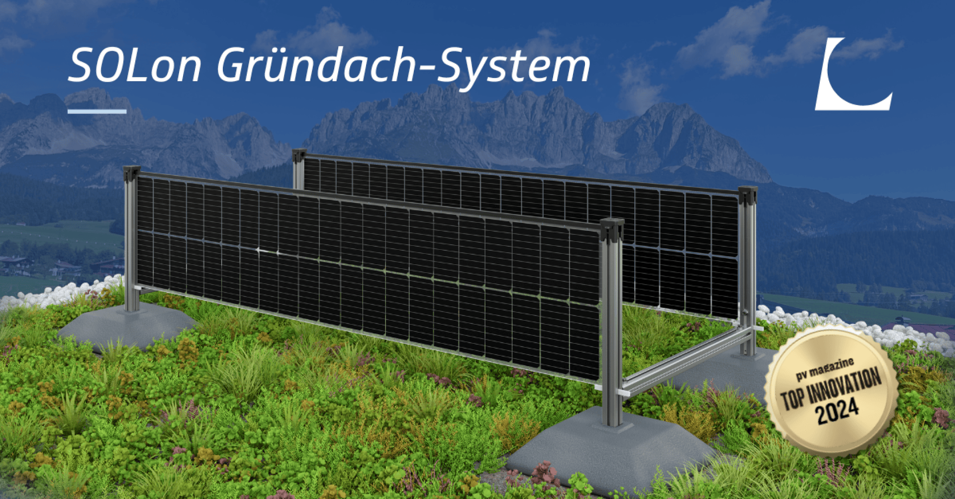Zwei schwarze Solarmodule auf einem begrünten Dach mit Vegetation vor einem Berghintergrund. Der Text lautet "SOLon Gründach-System". Auf einer goldenen Plakette steht "pv magazine TOP INNOVATION 2024". Oben rechts erscheint ein weißes Logo.