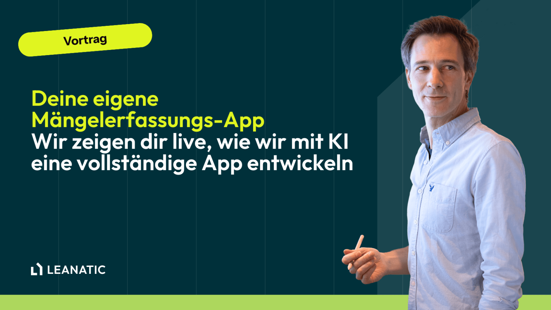 Ein Mann mit einem Marker steht neben einem deutschen Text über die Entwicklung einer App zur Fehlererfassung mit KI. Der Text hat eine gelbe Aufschrift Vortrag und das Leanatic-Logo erscheint unten links.