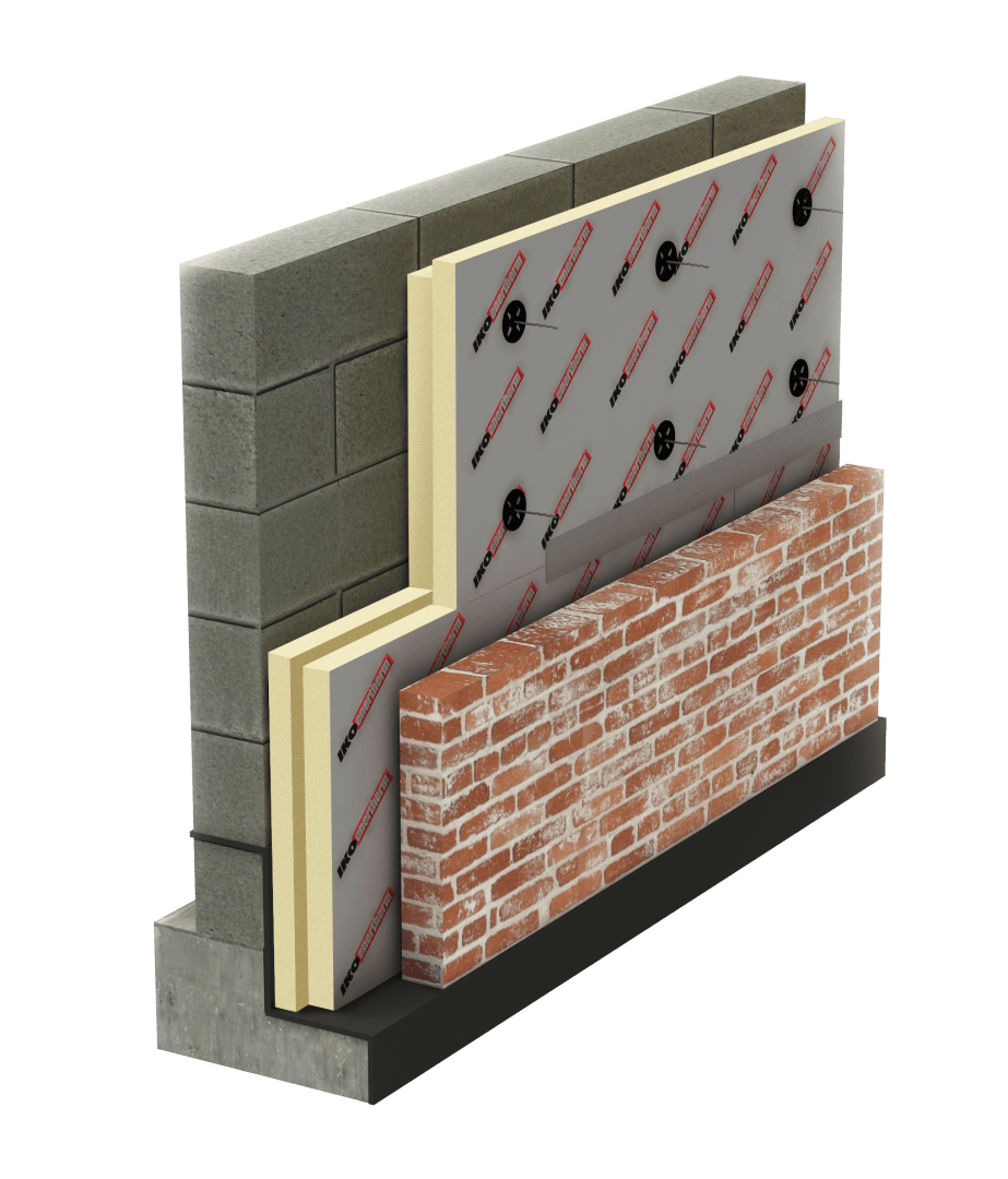 Eine 3D-Illustration zeigt die Schichten einer Wand: Betonblöcke, Dämmplatten, eine Feuchtigkeitssperre mit Befestigungen und eine äußere Schicht aus rotem Ziegelstein auf schwarzem Grund.