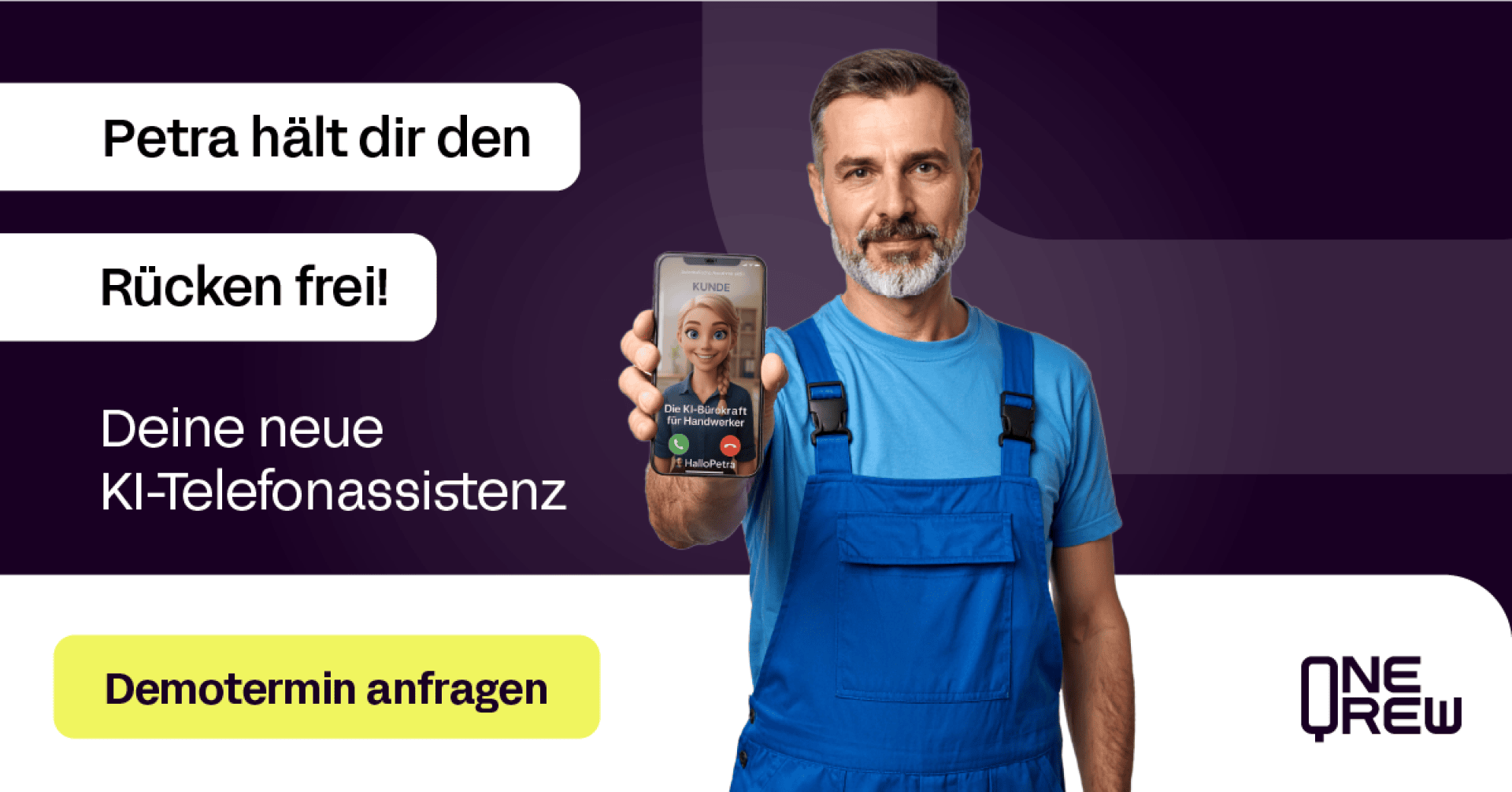 Ein Mann in einem blauen Overall hält ein Smartphone, auf dem ein virtueller Assistent zu sehen ist. Der Text neben ihm lautet: Petra hält dir den Rücken frei! Deine neue KI-Telefonassistenz. Auf einer gelben Taste steht: Demotermin anfragen.