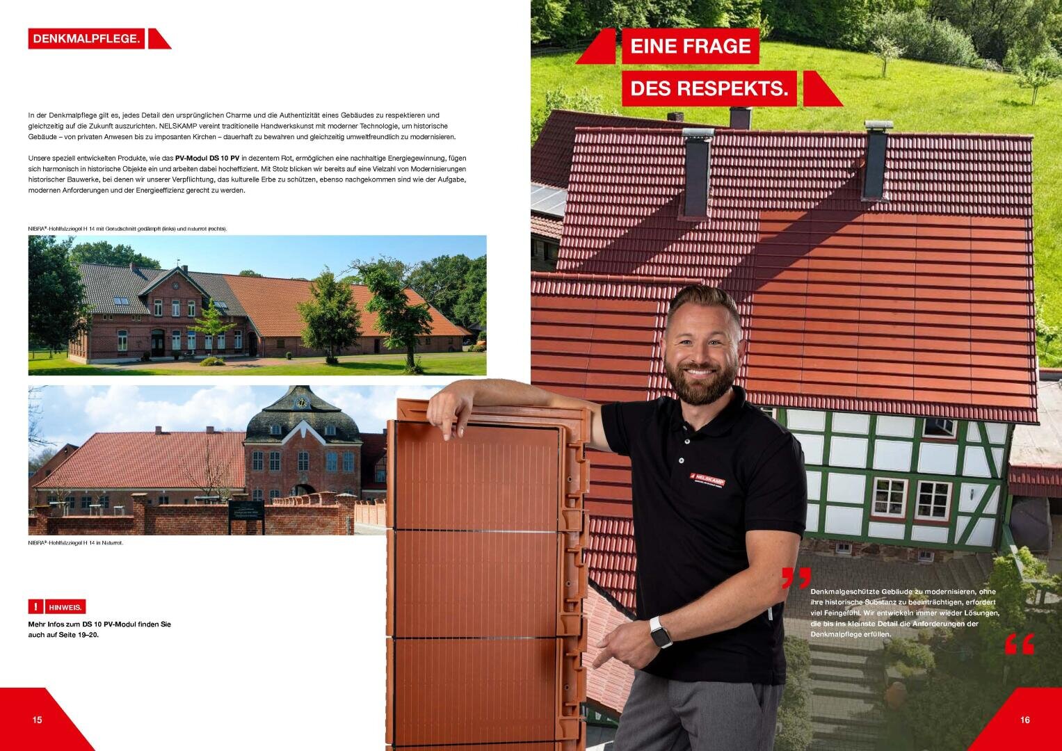 Ein lächelnder Mann in einem schwarzen Hemd hält einen Dachziegel in der Hand. Hinter ihm ist ein leuchtend rotes Dach zu sehen. Auf der linken Seite sind Bilder von traditionellen deutschen Häusern mit Ziegeldächern und einem grasbewachsenen Hintergrund zu sehen. Text und rote Grafiken überlagern das Bild.