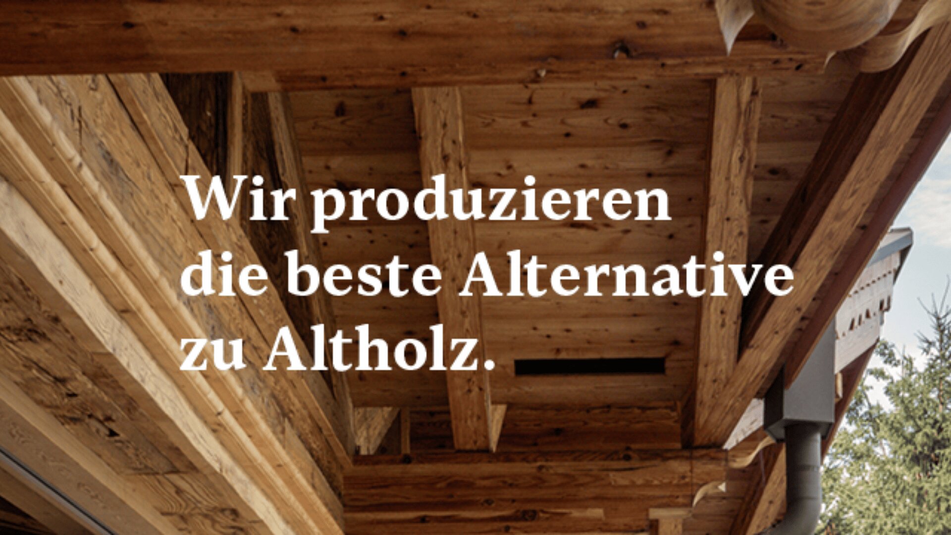 Holzbalken und Deckendetail einer rustikalen Struktur mit dem darübergelegten deutschen Text „Wir produzieren die beste Alternative zu Altholz“, was bedeutet: „Wir produzieren die beste Alternative zu Altholz.“.