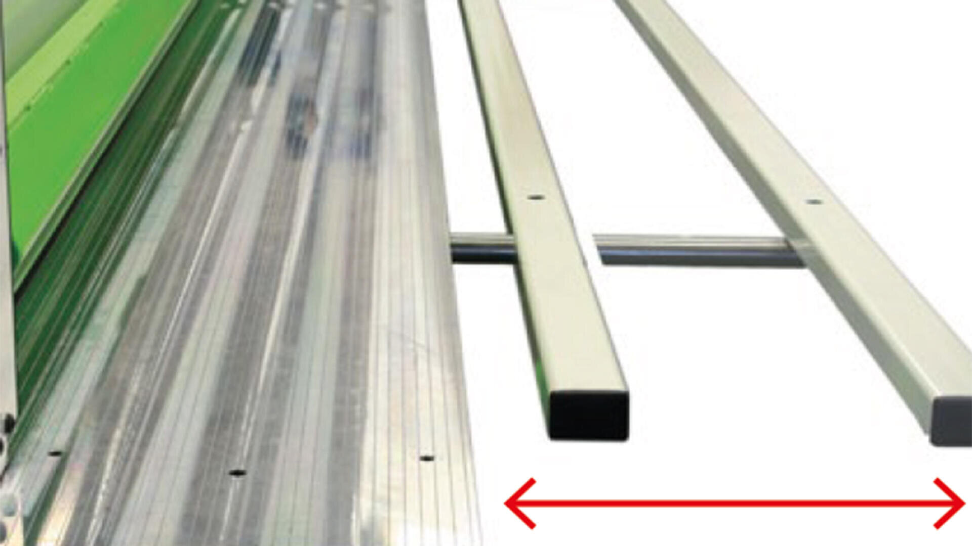 Zwei parallele Metallschienen auf der rechten Seite neben einer reflektierenden Metalloberfläche auf der linken Seite, mit einem roten Doppelpfeil, der horizontal darunter zeigt.