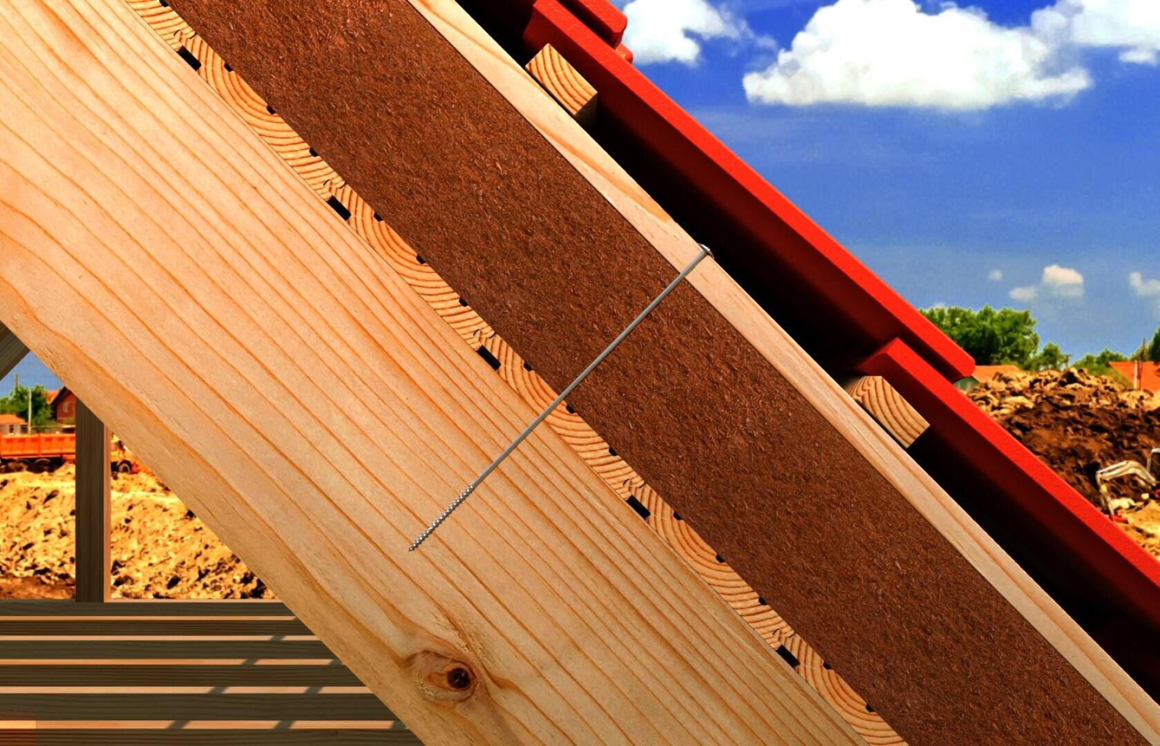 Nahaufnahme einer im Bau befindlichen hölzernen Dachkonstruktion, die einen Nagel zeigt, der teilweise durch einen Holzbalken und eine braune Ummantelung gesteckt wurde, mit roten Ziegeln obenauf und einem klaren blauen Himmel im Hintergrund.