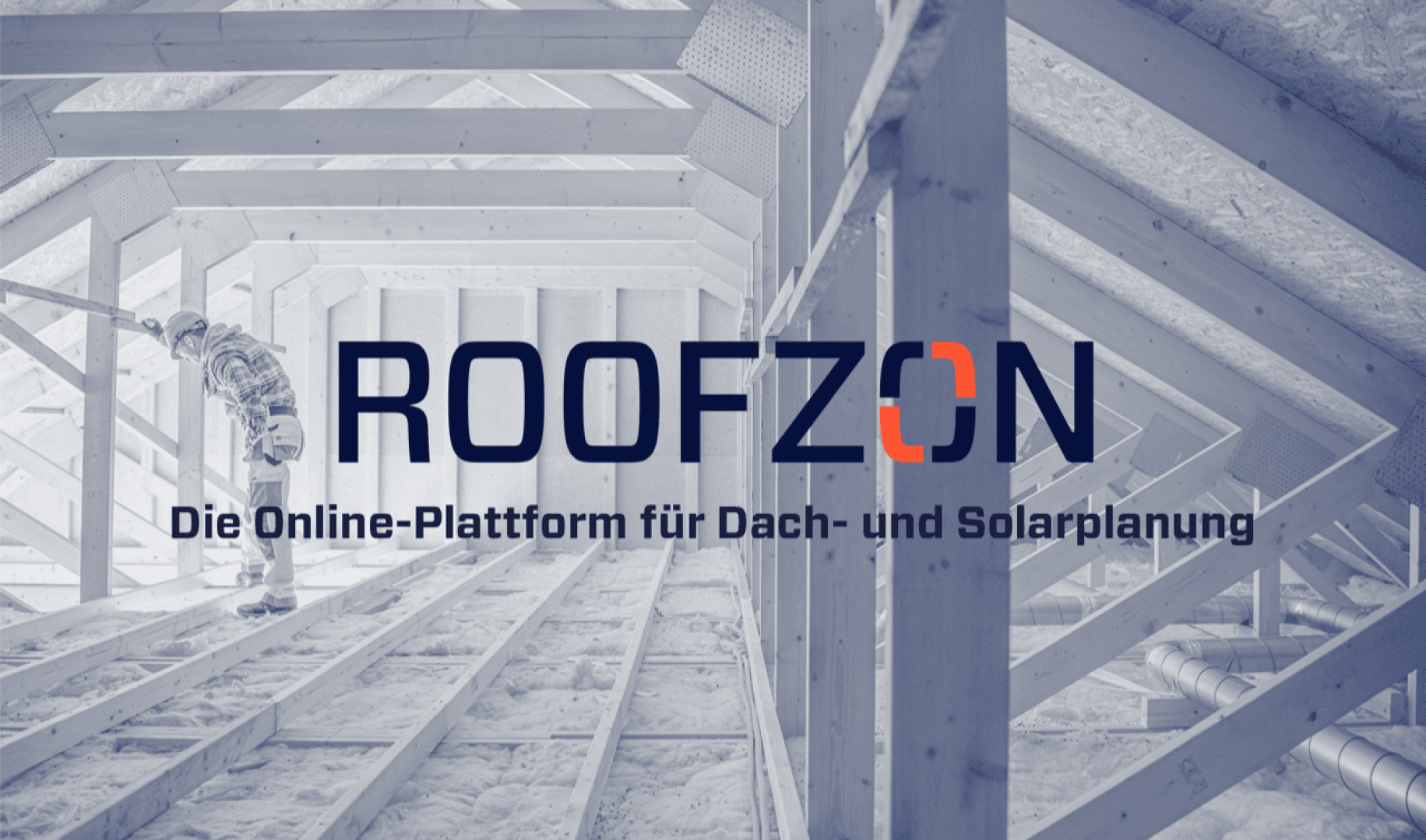 Eine Person arbeitet an den Holzbalken eines Dachbodens. Der überlagerte Text lautet: ROOFZON Die Online-Plattform für Dach- und Solarplanung (Die Online-Plattform für Dach- und Solarplanung).