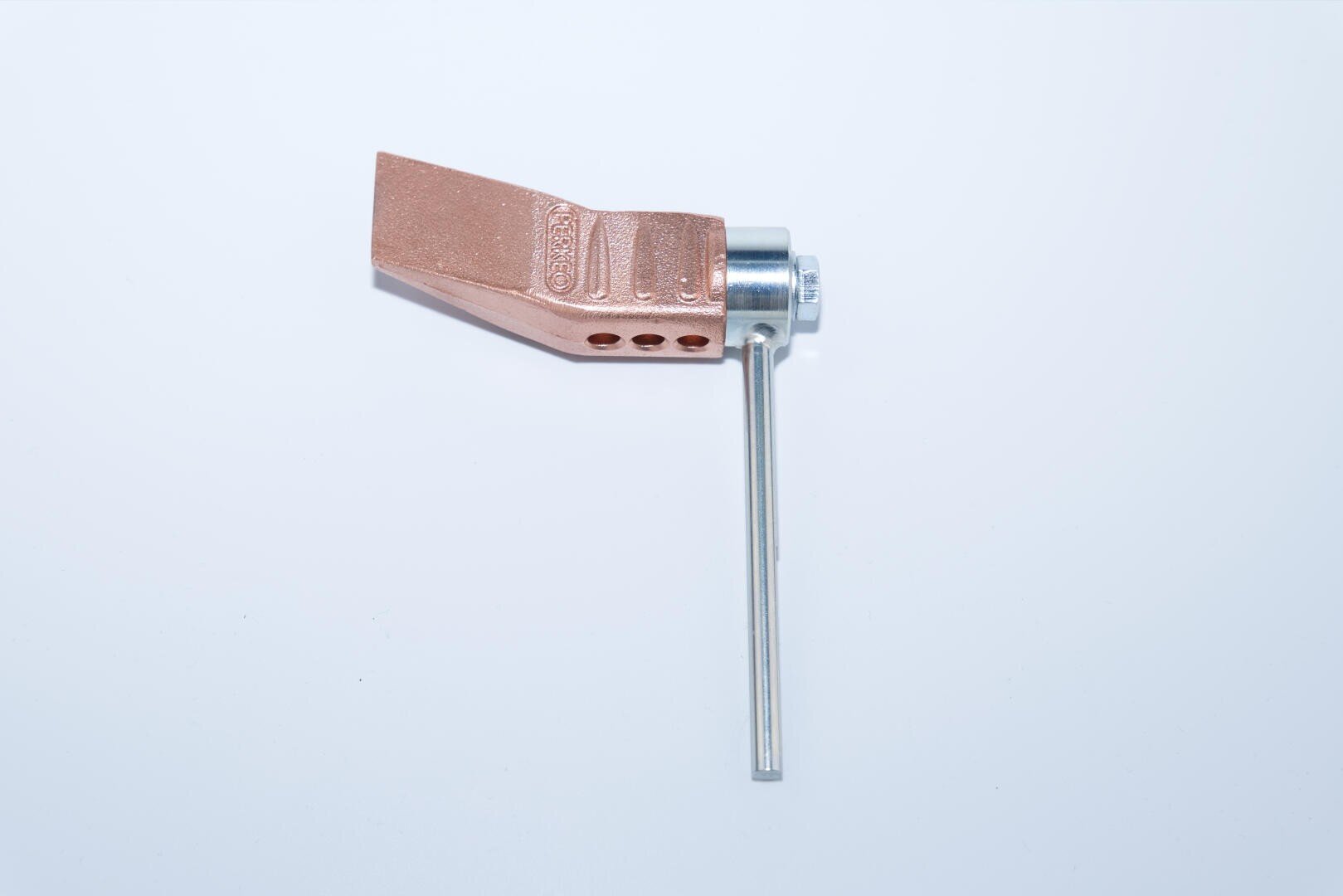 Eine metallische Komponente mit einem kupferfarbenen Block, der an einem silbernen zylindrischen Stab und Griff befestigt ist und auf einem schlichten weißen Hintergrund positioniert ist.