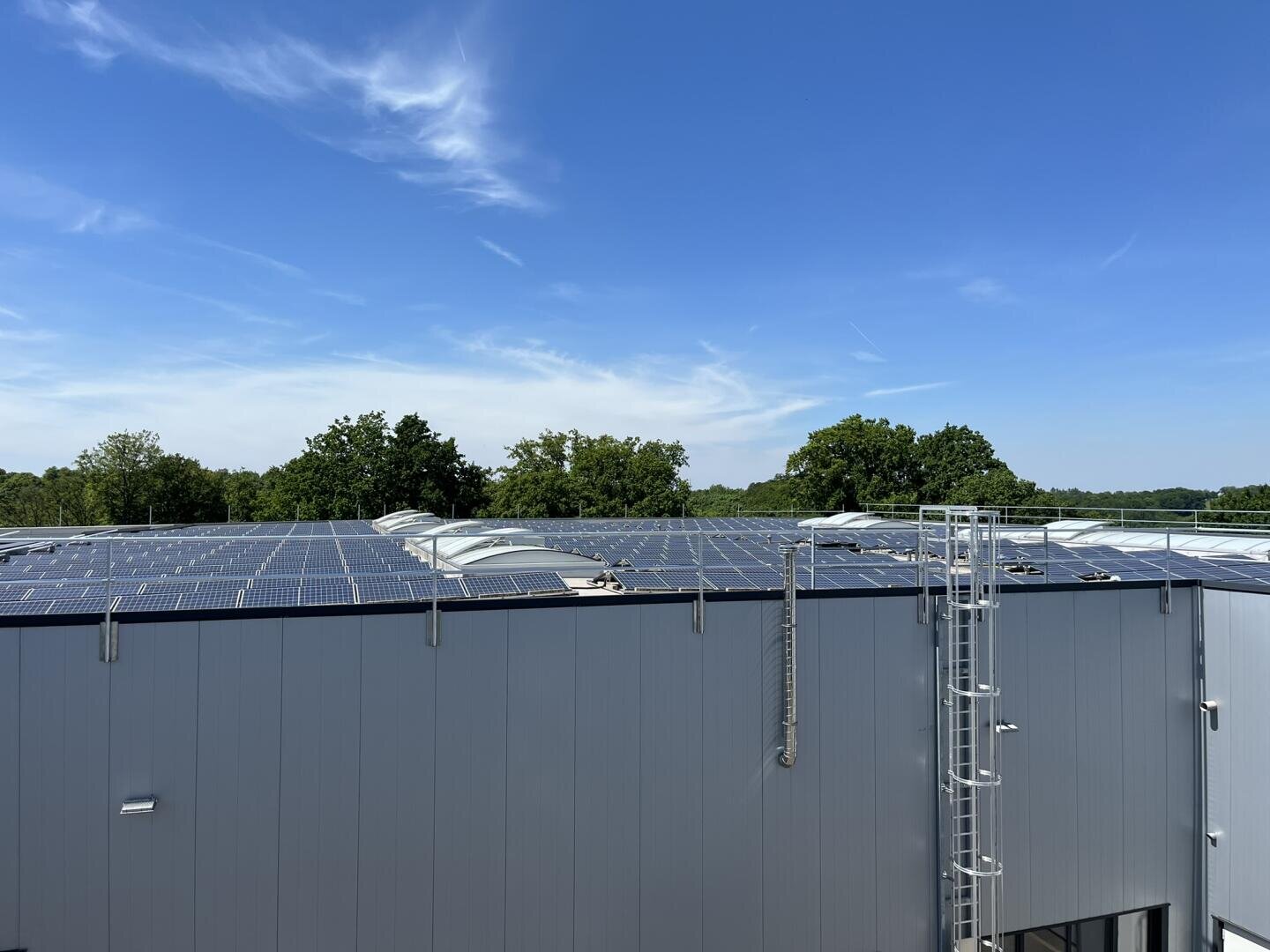 Ein Gebäude mit Sonnenkollektoren auf dem Dach.