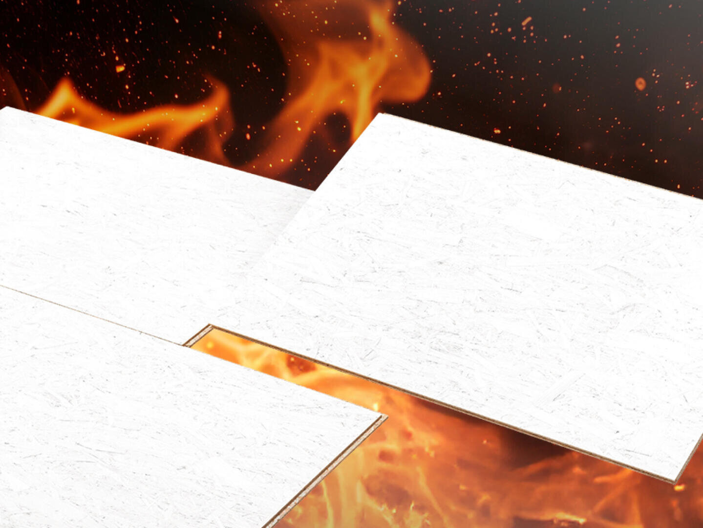 Drei weiße feuerfeste Platten sind mit überlappenden Rändern im Vordergrund angeordnet, mit intensiven orangefarbenen Flammen und Funken im Hintergrund, die Schutz vor Feuer suggerieren.