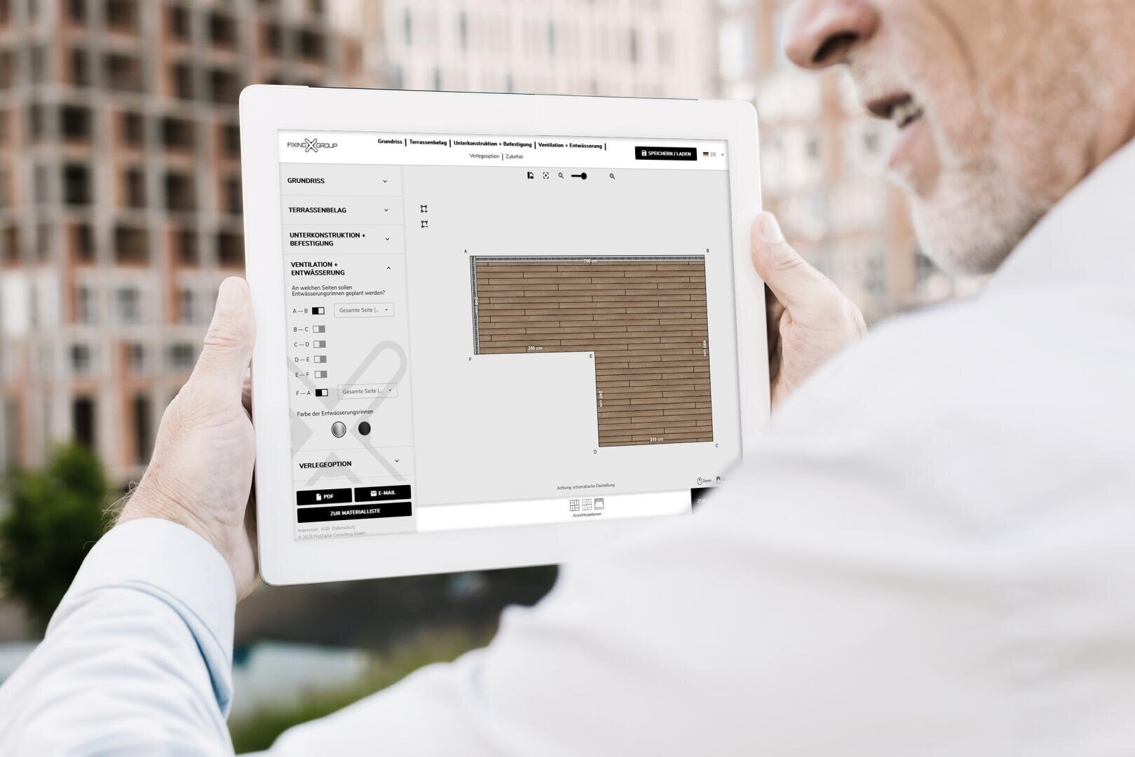 Eine Person hält ein Tablet in der Hand, auf dem eine Raumplanungs- oder Gestaltungssoftware mit einem Holzmusterraster angezeigt wird, im Freien mit unscharfen Gebäuden im Hintergrund.