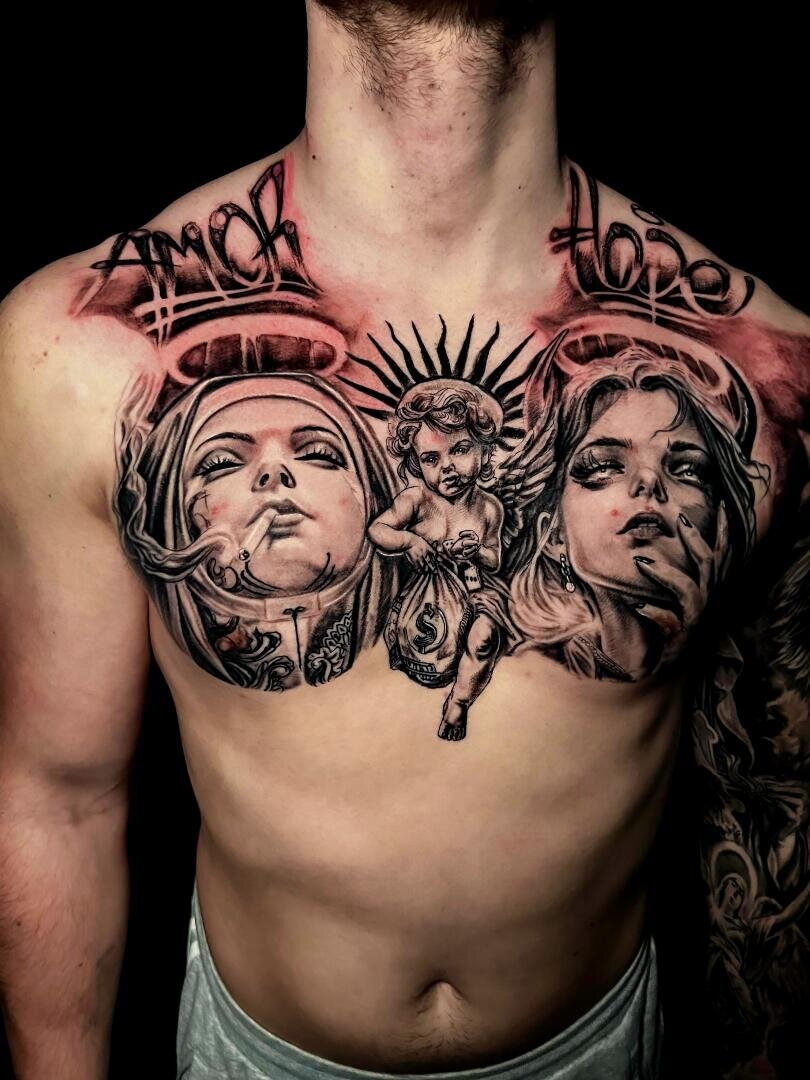 Die Brust eines Mannes ist mit einem Cherub in der Mitte tätowiert, der Geld hält, flankiert von zwei Frauen mit Heiligenschein, dramatischen Schattierungen und den Worten Amor und Paz über jeder Figur in Fettschrift.
