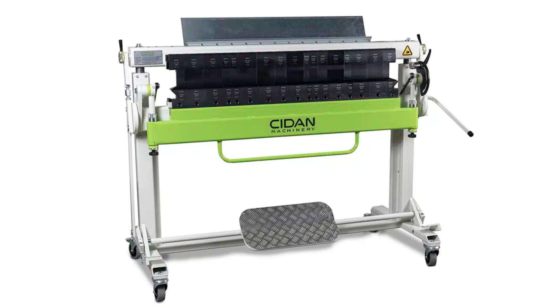 Eine grün-weiße Blechbiegemaschine von CIDAN Machinery auf Rädern, mit Fußpedal und verschiedenen Steuerhebeln, konzipiert für Präzisionsaufgaben in der Metallbearbeitung.