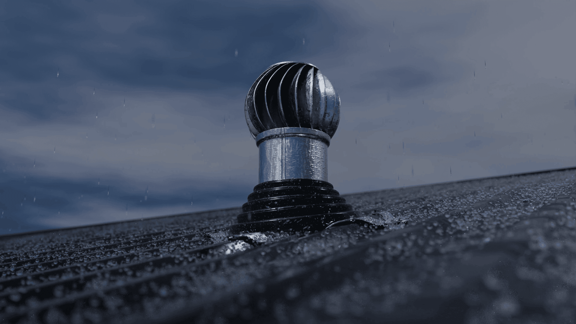 Nahaufnahme einer Metalldachentlüftungsturbine auf einem Wellblechdach, mit Regentropfen, die unter einem wolkenverhangenen, stimmungsvollen Himmel auf der Oberfläche abperlen.