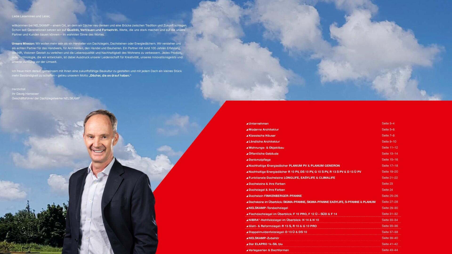 Ein lächelnder Mann im Anzug steht vor einem Hintergrund mit blauem Himmel und Wolken. Auf der rechten Seite zeigt eine rote Tafel eine weiße Textliste mit Themen und Seitenzahlen in deutscher Sprache, die einem Inhaltsverzeichnis ähnelt.