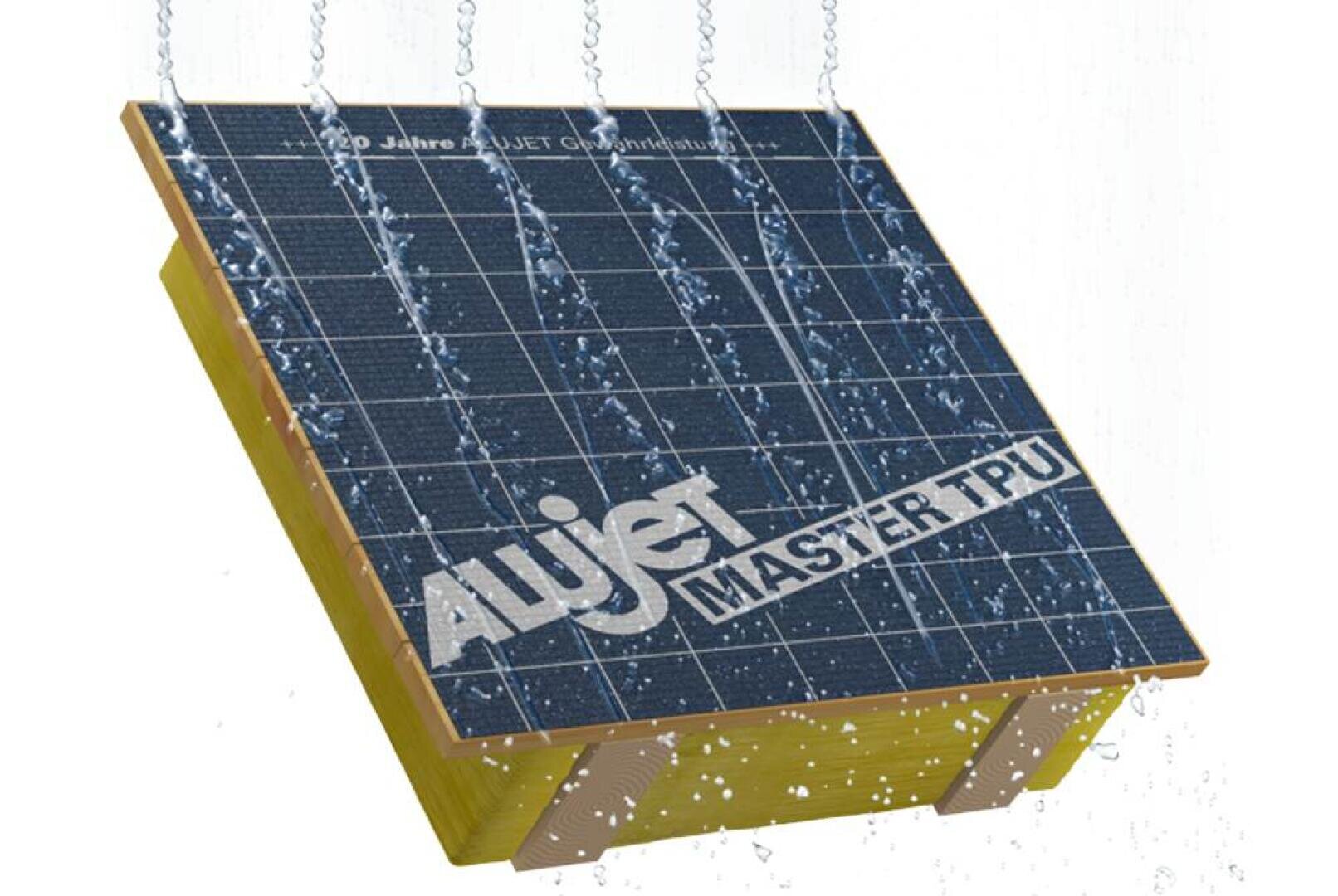 Gezeigt wird ein geneigtes Modelldach, das mit einer wasserdichten Membran mit dunklem Gittermuster und der Bezeichnung „Alujet MASTER TPU“ bedeckt ist, während Wasser darauf strömt, um die Wasserbeständigkeit des Materials zu demonstrieren.