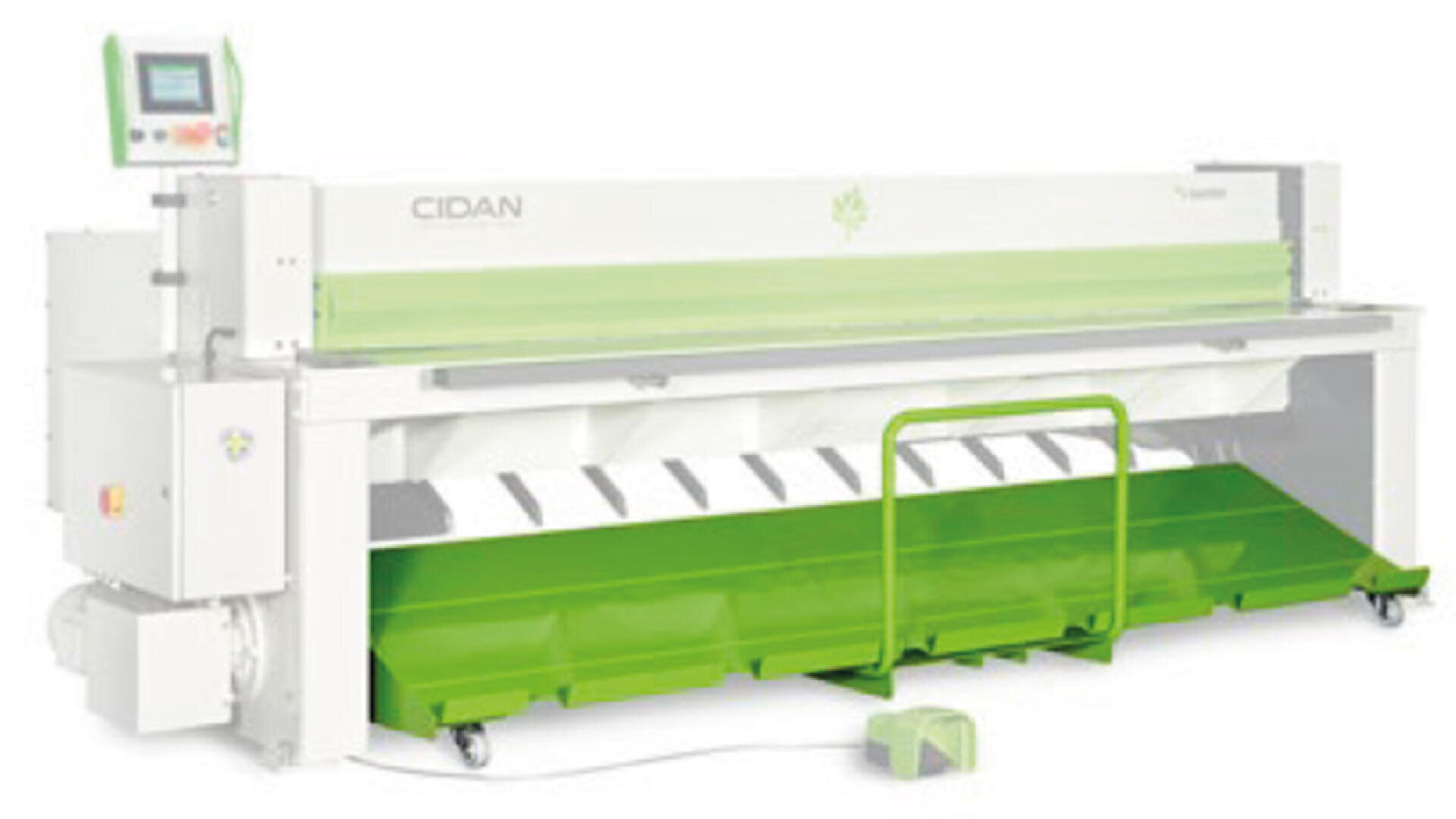 Eine große industrielle Blechbiegemaschine mit weiß-grüner Außenseite, der Aufschrift „CIDAN“, einem Bedienfeld und einem Fußpedal.