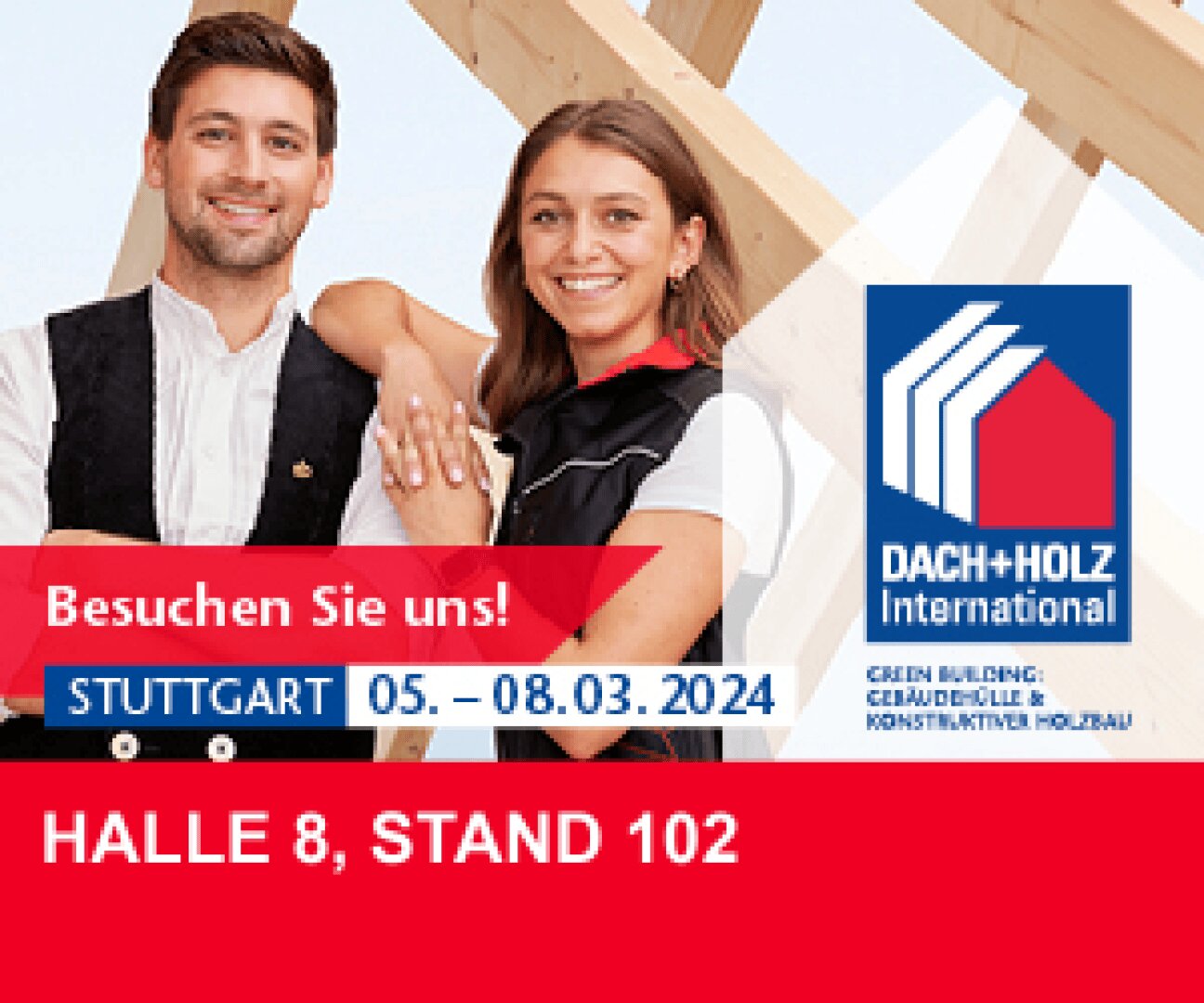 Ein lächelnder Mann und eine lächelnde Frau in Arbeitskleidung stehen gemeinsam vor einer Holzkonstruktion. Text: „Besuchen Sie uns! STUTTGART 05.-08.03.2024. DACH+HOLZ International. HALLE 8, STAND 102.“ Event-Logo inklusive.