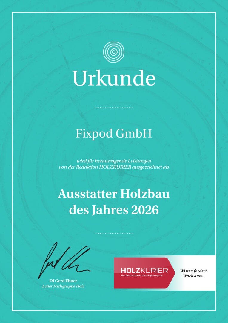 Eine Urkunde mit türkisfarbenem Hintergrund, die der Fixpod GmbH als Ausstatter Holzbau des Jahres 2026 von der HOLZKURIER-Redaktion verliehen wurde. Sie enthält eine Unterschrift, das HOLZKURIER-Logo und ein kreisförmiges Muster als Wasserzeichen.