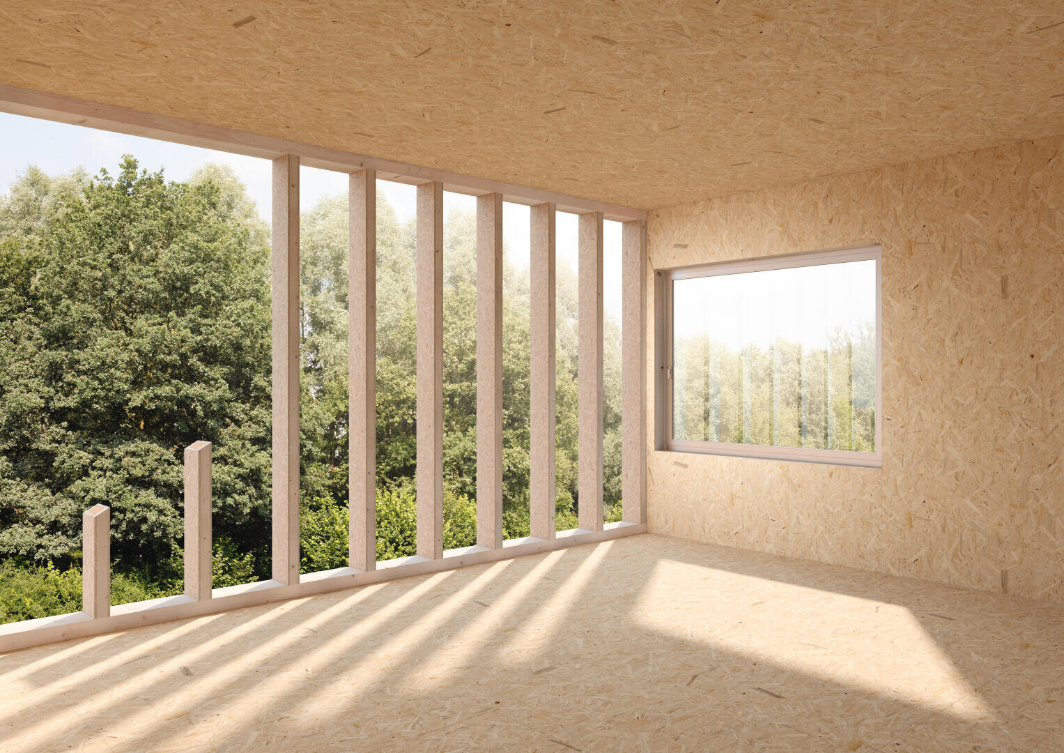 Ein heller Raum mit unbehandelten Holzwänden und -böden verfügt über hohe vertikale Fensterlamellen und ein großes rechteckiges Fenster, durch das das Sonnenlicht Schatten ins Innere wirft. Durch die Fenster sind Bäume und Grünflächen zu sehen.