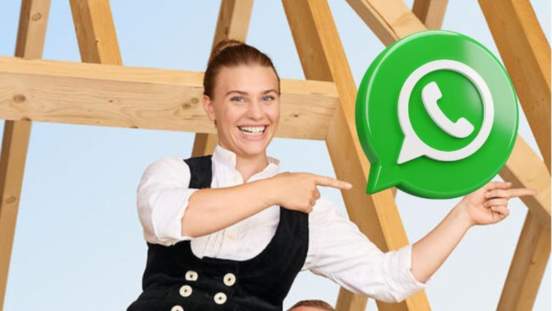 Eine lächelnde Person in Arbeitskleidung zeigt auf ein großes WhatsApp-Logo, im Hintergrund bilden Holzbalken eine Struktur.