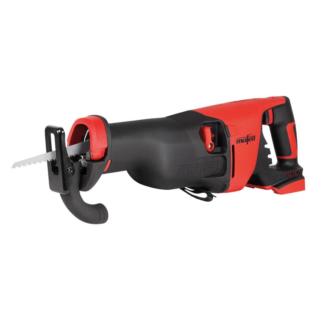 Eine kabellose Säbelsäge mit rot-schwarzem Gehäuse, sichtbarem Blatt und ergonomischem Griff.