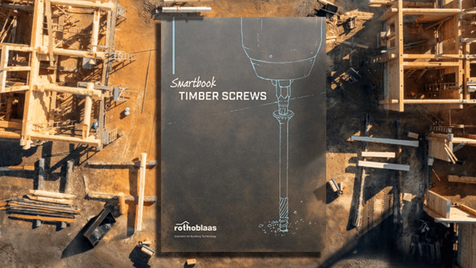 Ein Buch mit dem Titel „Smartbook Timber Screws“ mit einer Schraubenillustration ist über einer Luftaufnahme einer Holzbaustelle abgebildet. Auf dem Cover ist unten das Rothoblaas-Logo zu sehen.