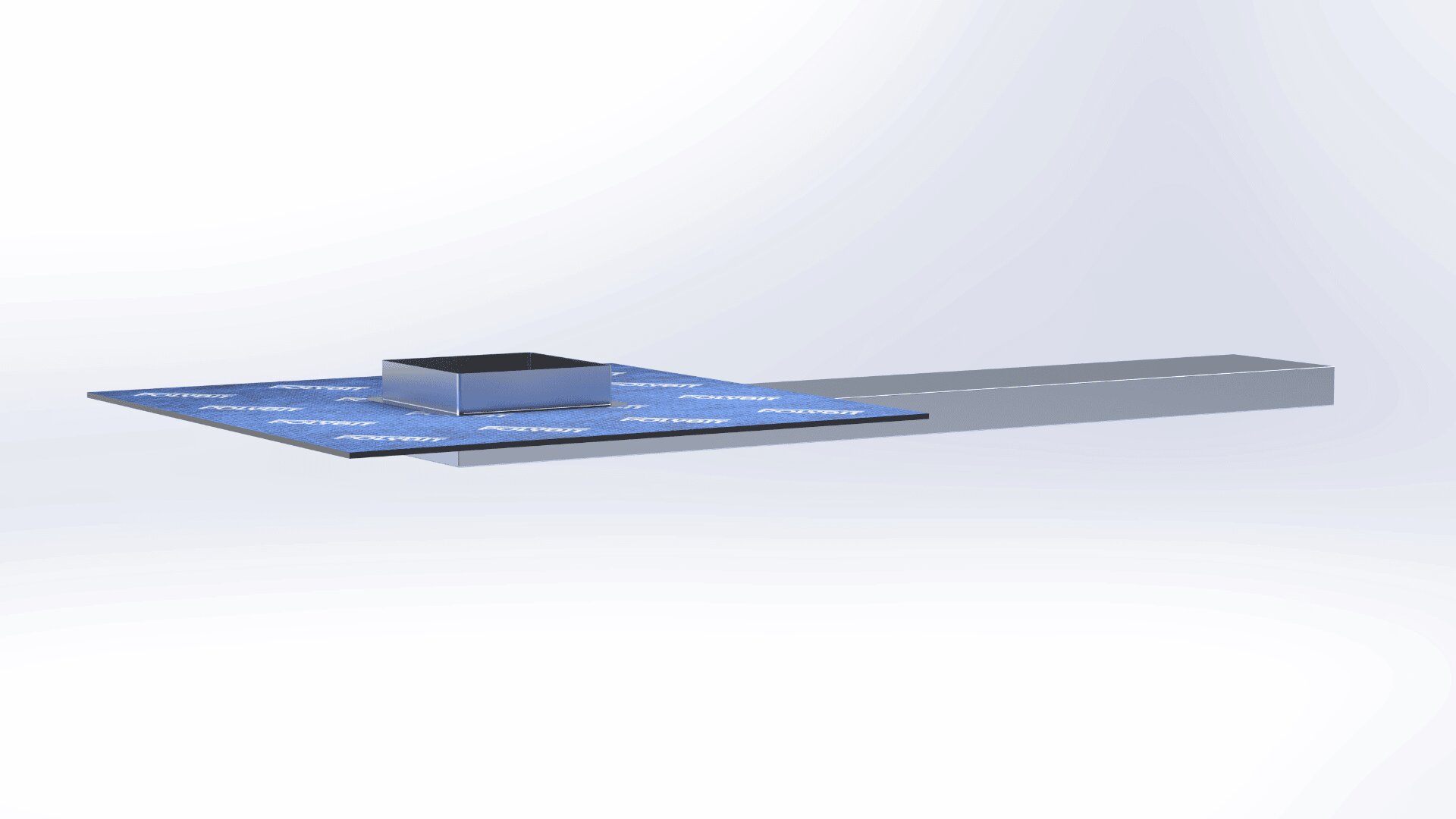 Ein 3D-gerendertes Metallbauteil mit einer flachen rechteckigen Basis, einer quadratischen Erhebung in der Mitte und einem verlängerten rechteckigen Arm, der von einer Seite herausragt. Die Basis ist teilweise mit blauer Schutzfolie überzogen.
