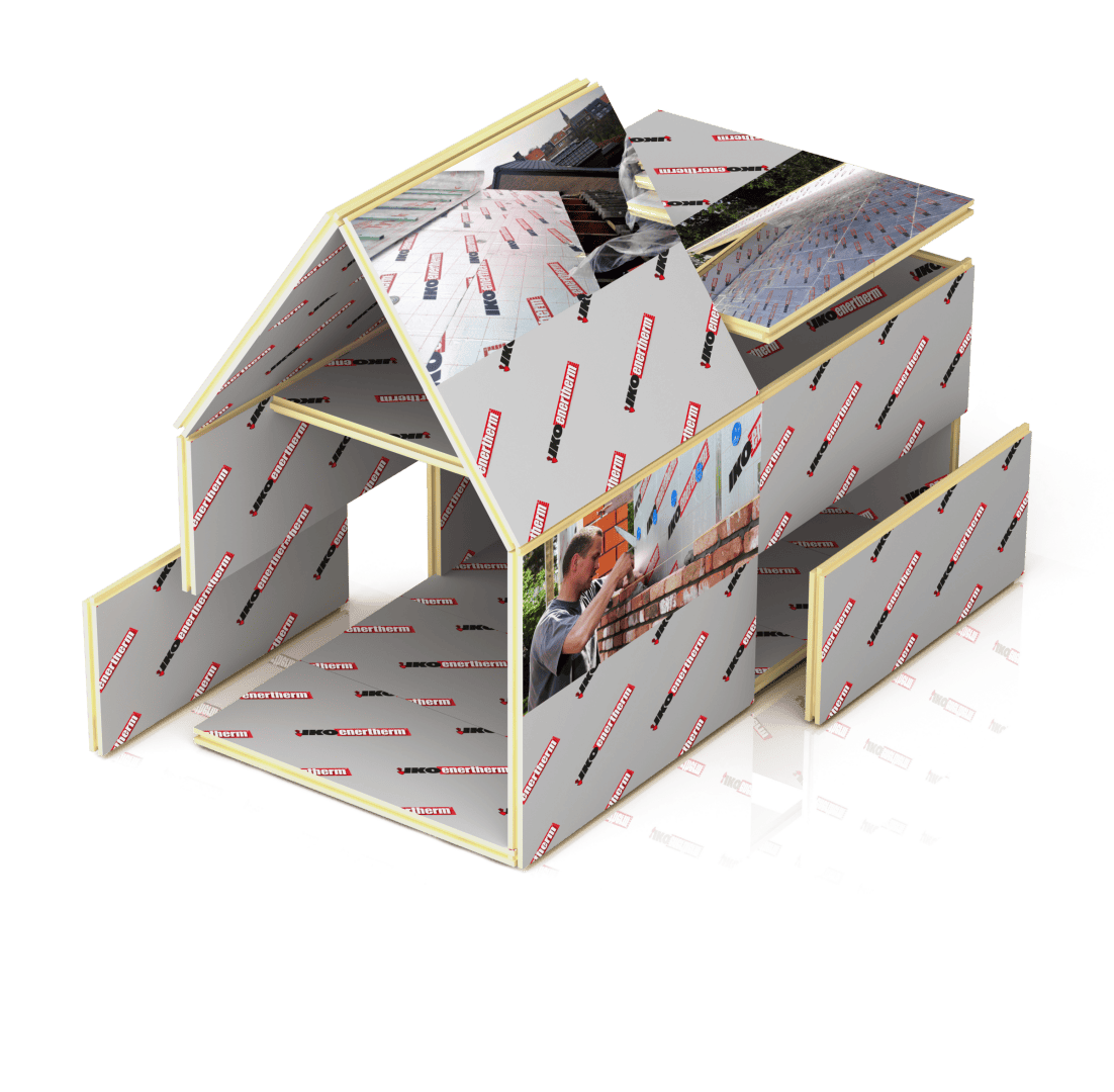 Gezeigt wird ein im Bau befindliches Haus, dessen Wände und Dach mit beschrifteten Dämmplatten verkleidet sind. Auf einer Dachplatte ist das Bild einer Person zu sehen, die die Isolierung anbringt. Das Gebäude scheint unfertig zu sein.