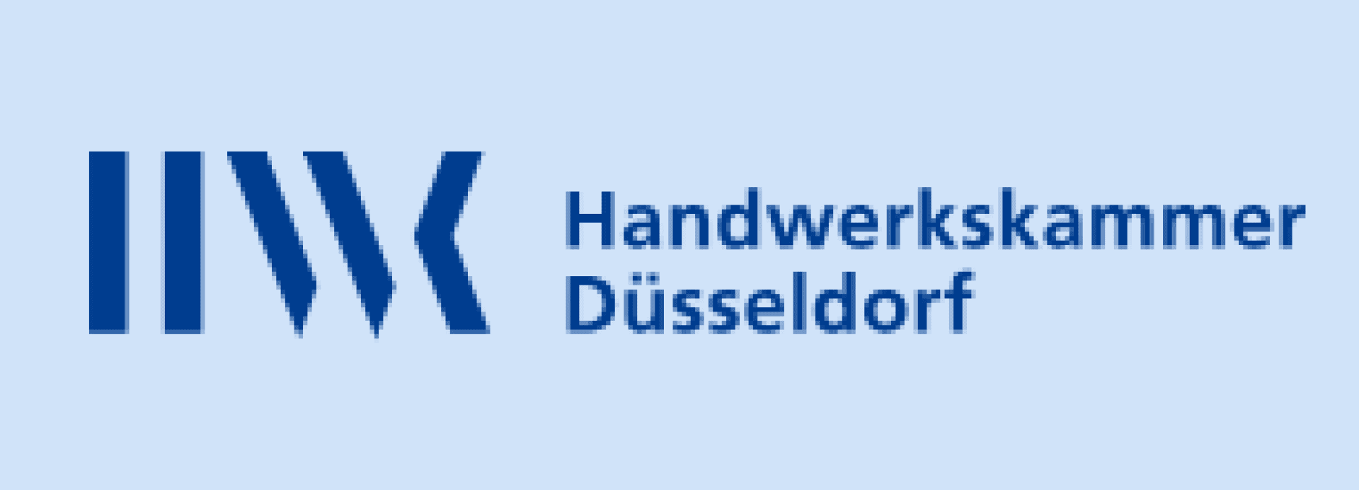 Logo der Handwerkskammer Düsseldorf. Es zeigt vier vertikale blaue Balken, die auf der linken Seite eine stilisierte HWK bilden, mit dem Namen der Organisation in blauer Schrift auf der rechten Seite, alles auf hellblauem Hintergrund.