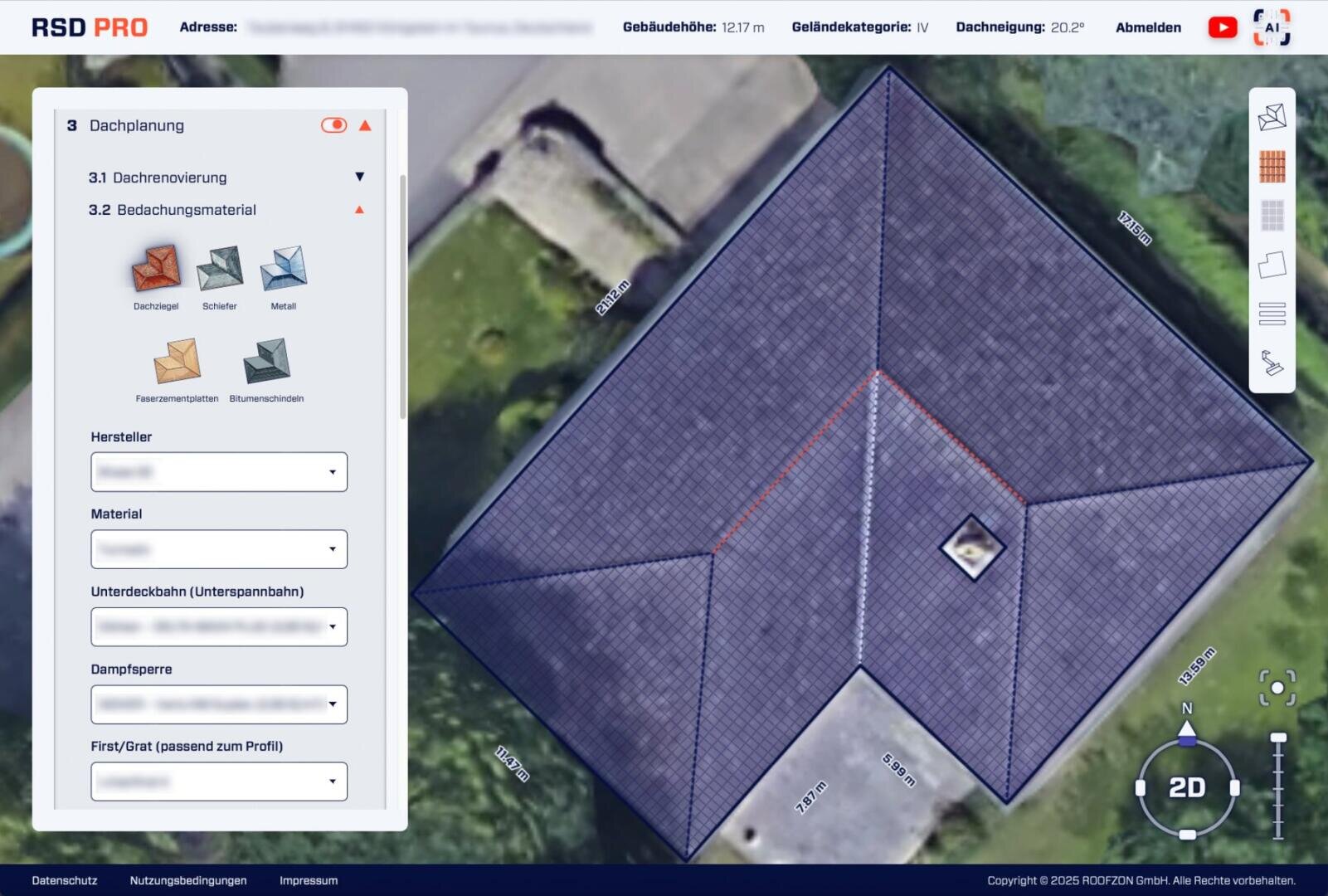 Luftaufnahme eines Hausdachs mit einem digitalen Interface-Overlay, das auf der linken Seite Optionen für die Dachplanung, Materialien und Maße zeigt, und einem blauen Umriss, der die Dachfläche auf der rechten Satellitenkarte markiert.