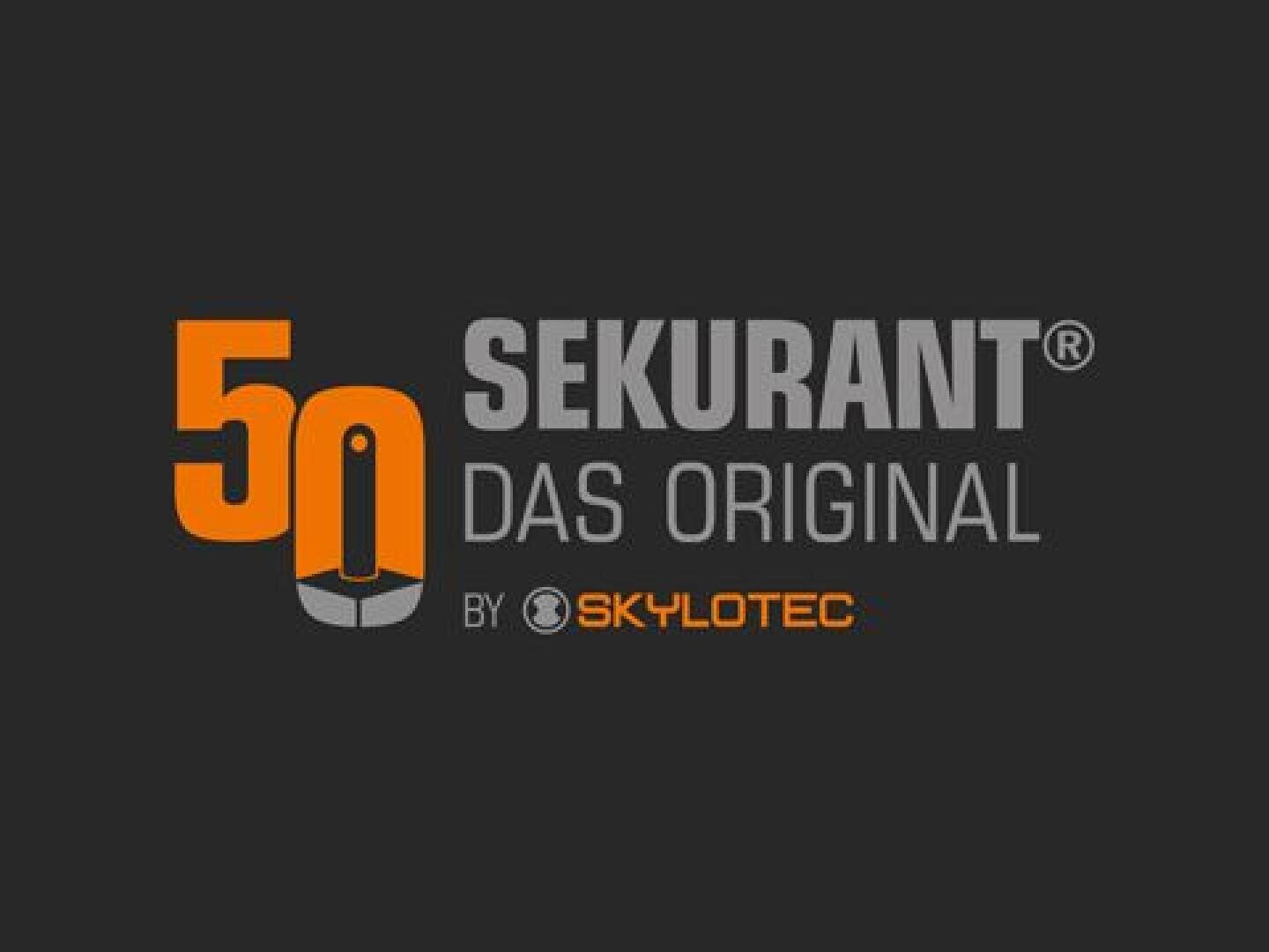 Logo mit Text: 50 SEKURANT DAS ORIGINAL BY SKYLOTEC in Orange und Grau auf dunklem Hintergrund. Die Zahl 50 ist stilisiert, wobei ein Teil der "0" an einen Anker oder eine Sicherheitsvorrichtung erinnert.