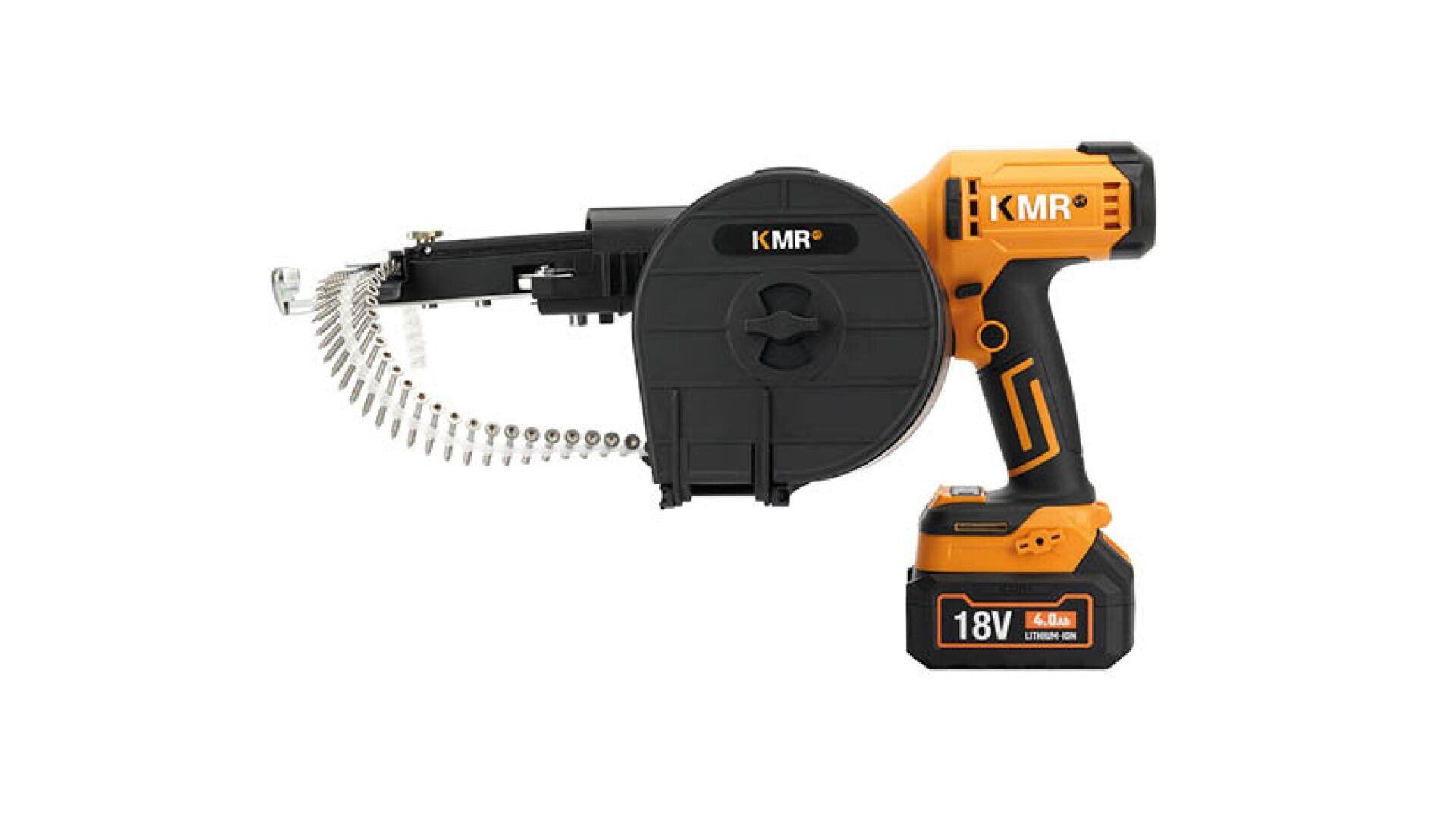 Ein kabelloser 18-Volt-Automatikschrauber der Marke KMR mit einem orangefarbenen und schwarzen Griff, einem schwarzen Schraubenmagazin und einem geladenen Schraubenstreifen, dargestellt auf weißem Hintergrund.