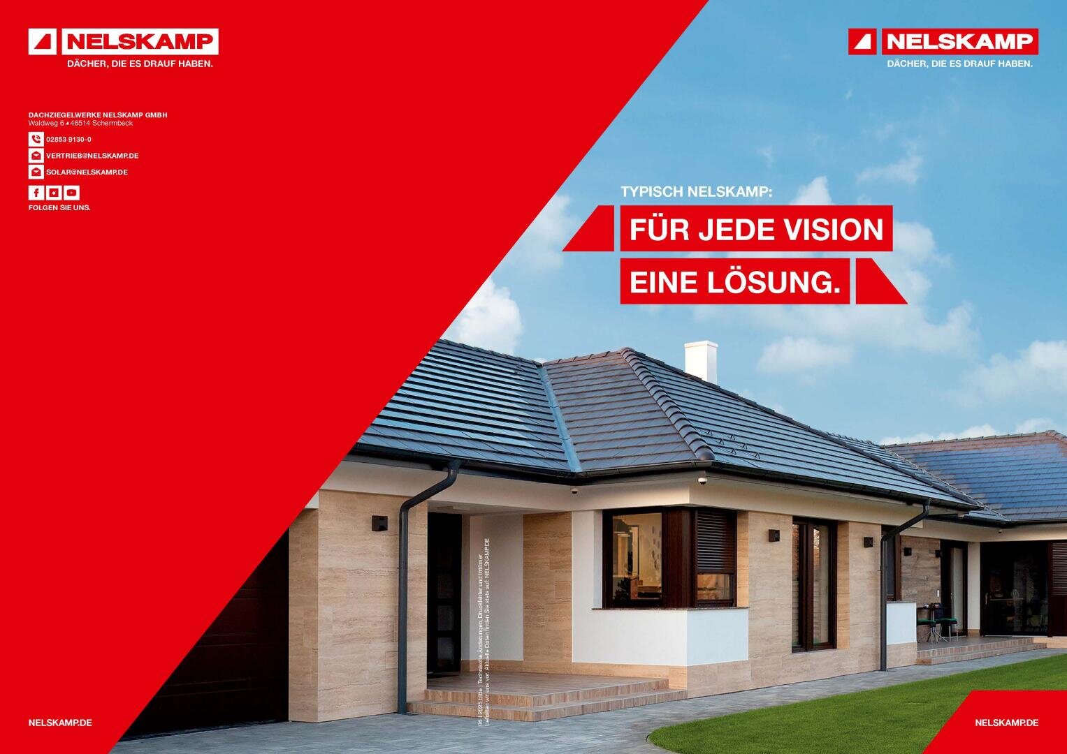 Moderne einstöckige Häuser mit dunklen Dächern und weißen Wänden. Rote geometrische Überlagerung mit dem Nelskamp-Logo und dem deutschen Text: Für jede Vision eine Lösung. Blauer Himmel im Hintergrund.