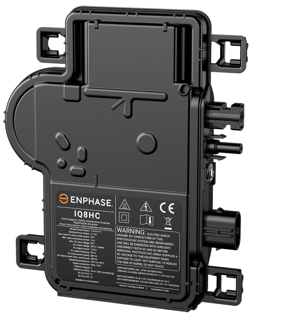 Ein schwarzer Enphase IQ8HC-Mikrowechselrichter mit mehreren Anschlüssen und einem ausführlichen Etikett mit Warnhinweisen und technischen Informationen für Solarpanel-Energiesysteme.