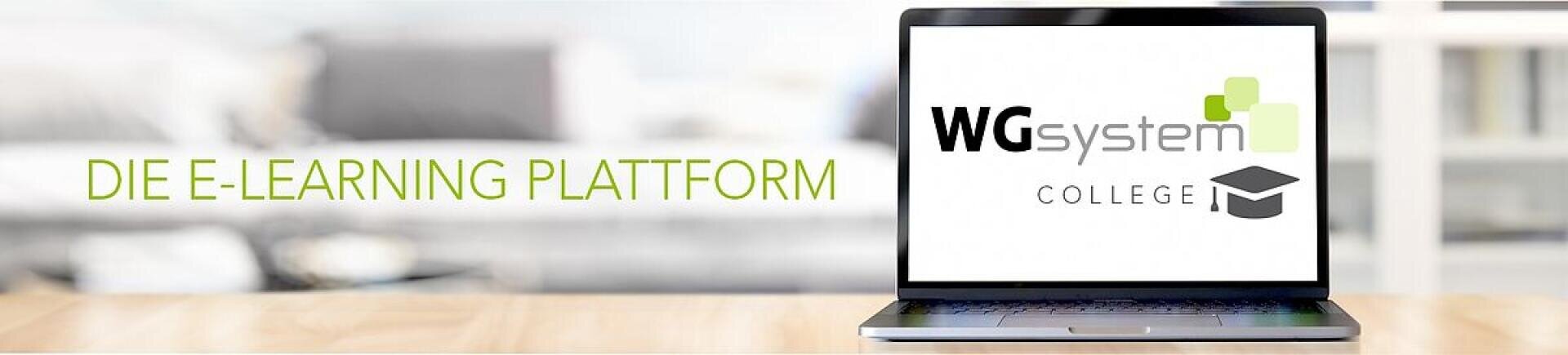 Auf einem Laptop werden das Logo und der Text des WGsystem College angezeigt, wobei in Grün auf einem unscharfen hellen Hintergrund „DIE E-LEARNING PLATTFORM“ steht.