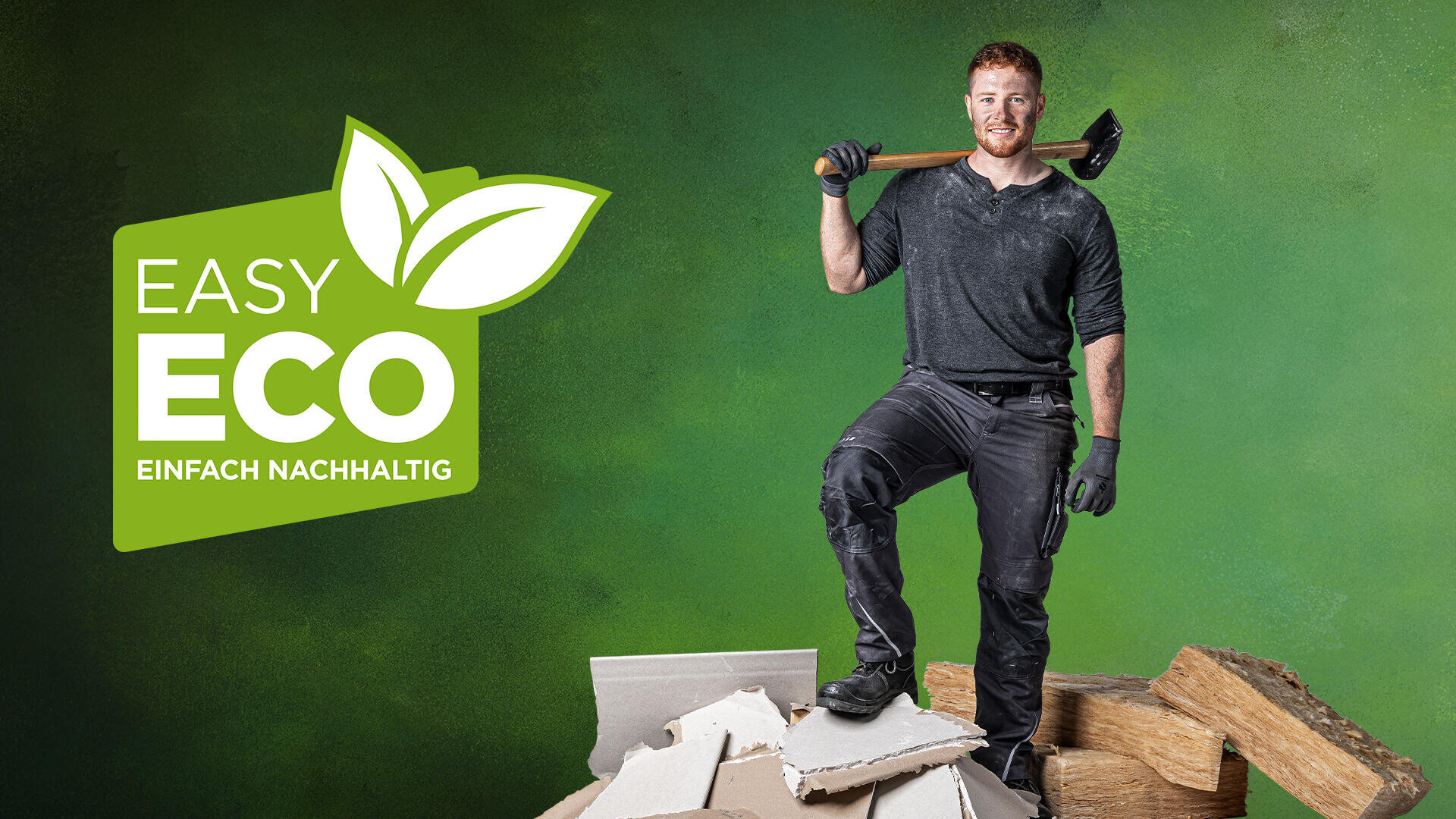 Ein lächelnder Mann in Arbeitskleidung und Handschuhen steht auf einem Haufen Bauschutt und hält einen Vorschlaghammer über der Schulter. Neben ihm prangt ein grünes Easy Eco Einfach Nachhaltig-Logo mit zwei Blättern auf grünem Hintergrund.