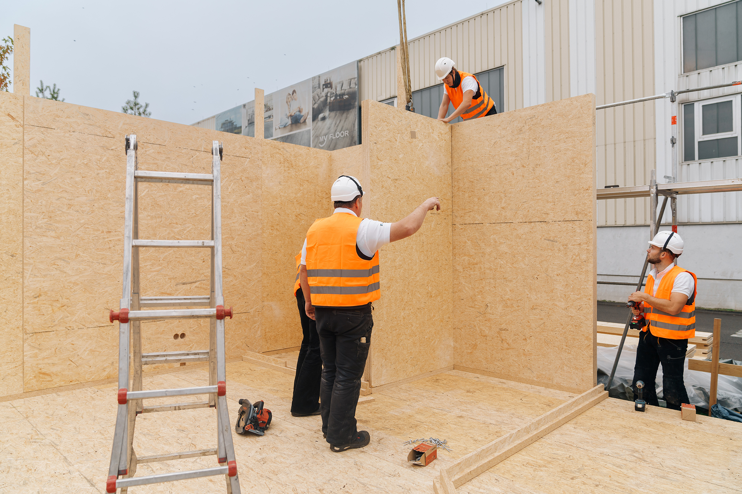 Mit Abmessungen von 2.470 x 2.770 mm sowie Nut-, Fremdfeder- und Montageschwelle ermöglichen die SWISS KRONO MAGNUMBOARD® OSB // Evolution-Elemente eine schnelle und unkomplizierte Montage.